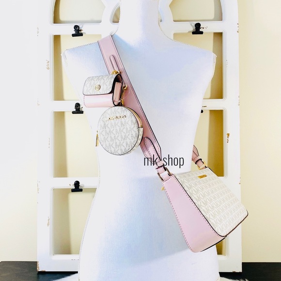 Michael Kors Handbags - Michael Kors Jet Set Travel Crossbody w Tech Attch